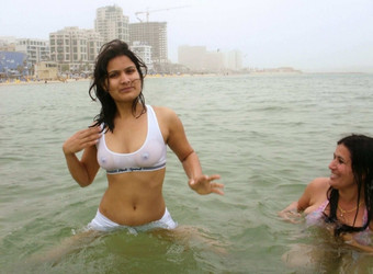 IndianGFVideos/Pics/2014-09-22 Naughty Indian girlfriends taking a dip in Tel Aviv/151672_13.jpg